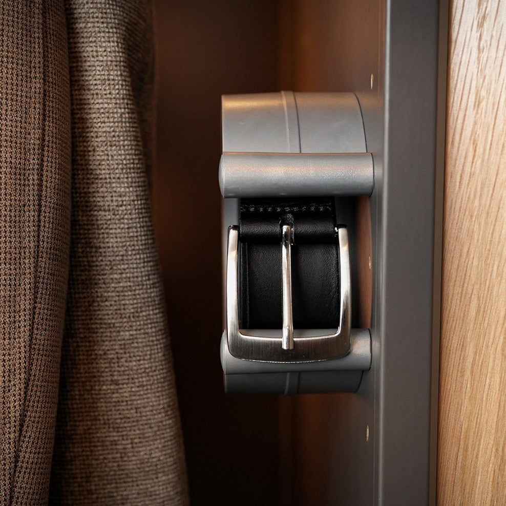 Praktischer Gürtelhalter ease-c – platzsparendes Ordnungssystem für Accessoires